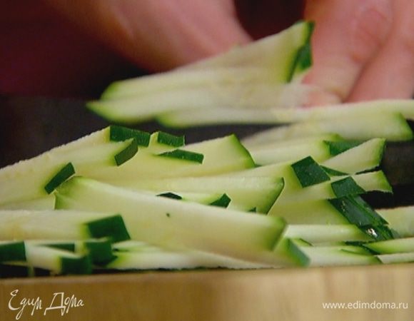 Цукини порезать тонкими брусками.