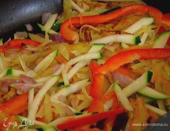 Перец и цукини отправить в сковороду с овощами, все перемешать, посолить, поперчить и обжарить.
