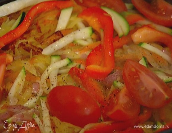 Помидоры разрезать на 4 части и выложить в сковороду.