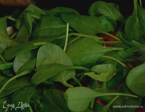 Добавить шпинат, накрыть сковороду крышкой и немного убавить огонь. 