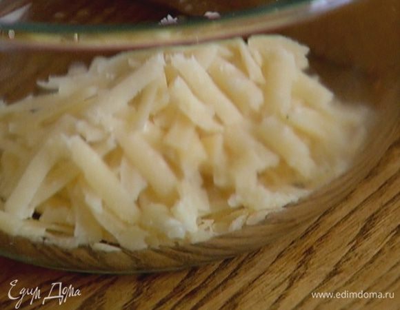 Сыр натереть на крупной терке.