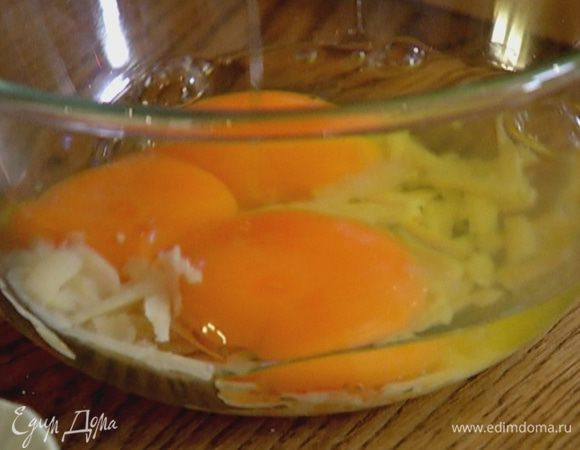 Яйца соединить с сыром (немного сыра оставить), посолить, поперчить и слегка взбить вилкой.