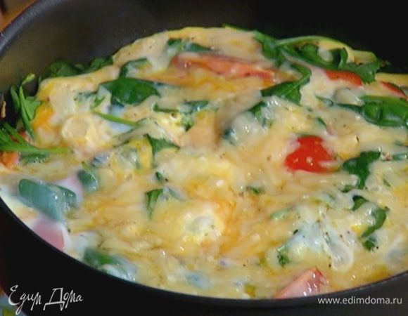 Влить яичную массу в сковороду, равномерно распределить, посыпать оставшимся сыром, накрыть крышкой и готовить еще несколько минут.