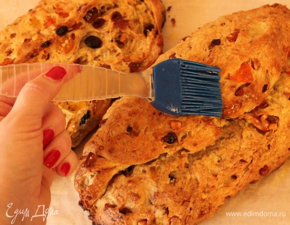 Готовые штоллены очень хорошо смазать растопленным сливочным маслом.