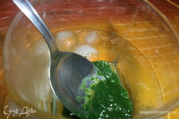 Дно посуды выложить льдом. Установить ситечко с мелкой сеткой, застелить марлей и процедить жидкость. в ситечке останутся только зелёное пюре. Это и есть хлорофилл, который можно использовать как натуральный краситель. Лёд на дне посуды необходим для сохранения насыщенного цвета.