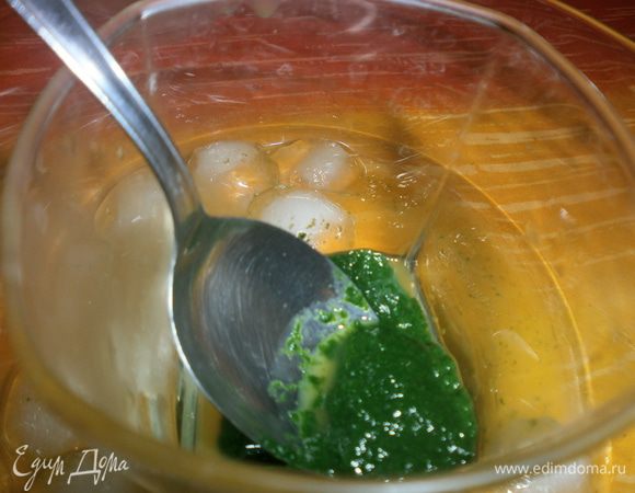 Дно посуды выложить льдом. Установить ситечко с мелкой сеткой, застелить марлей и процедить жидкость. в ситечке останутся только зелёное пюре. Это и есть хлорофилл, который можно использовать как натуральный краситель. Лёд на дне посуды необходим для сохранения насыщенного цвета.