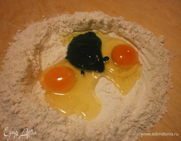 Из муки, яиц, флорофилла замесить мягкое эластичное тесто.