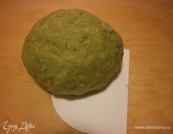 Завернуть тесто в плёнку и оставить отдыхать минимум на 30 минут.