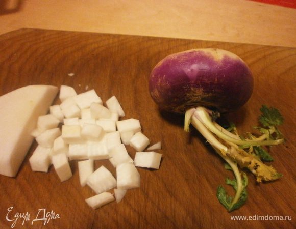 Займёмся приготовлением крема. Редьку помыть, очистить и порезать произвольно. Поместить в кастрюльку, залить молоком. чтобы покрыть редьку. Варить на среднем огне, пока количество молока не уменьшиться в два раза. Не забывайте помешивать, молоко может пригореть. этот процесс займёт 10-15 минут. Снять с огня. Добавить соль, перец и подливая оливковое масло пробить блендером до кремообразной массы. Можно отставить в сторону.