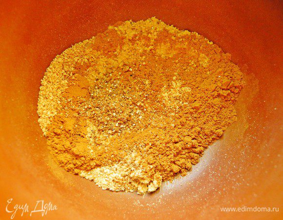 Второй шаг - приготовление пряной смеси. Я смешала 1 ч.л. молотого имбиря, 1/2 ч.л. душистого перца, 1 ч.л. мускатного ореха, 1/2  ч.л. гвоздики, 1 ч.л. корицы и молотый кардамон на кончике ножа. С большой осторожностью я отнеслась к душистому перцу и гвоздике, уж очень насыщенный у них аромат, на мой взгляд, поэтому добавила по 1/2  ложки. Эта смесь может храниться в плотно закрытой банке и использоваться для пряников, медовиков, коврижек.