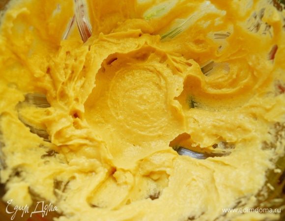 Мягкое масло растерла с сахаром, добавляя его  постепенно. Добела растереть не удалось, так как сахар был тростниковый, но получилась кремообразная однородная масса. 