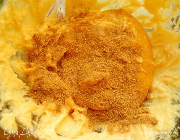 В масляную смесь добавила абрикосовый джем, сироп глюкозы (можно заменить его мёдом или патокой) и пряную смесь. Перемешала. 