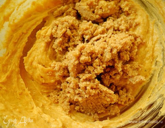 Так как у меня не было миндальной муки, а миндаль перемололся не в "пыль", я добавила его сразу в масляную смесь.
