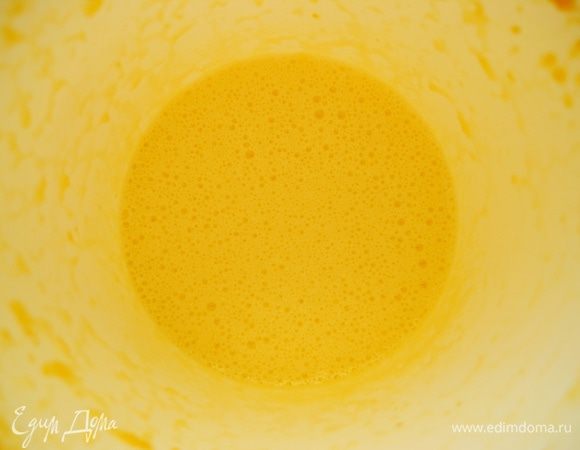 Яйца сбила в пену бледно-желтого цвета.