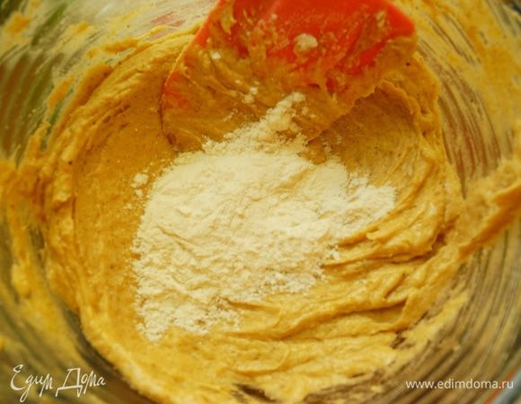 Затем мука. В результате получается масляное бисквитное тесто.