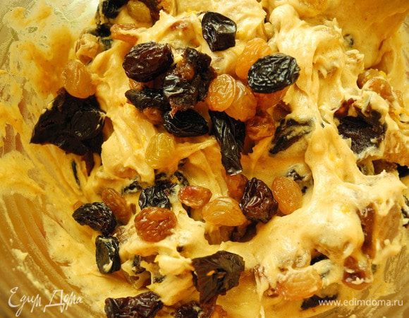 Часть этого теста (несколько столовых ложек) откладываем в отдельную посуду. В остальную смесь добавляем подготовленные сухофрукты. 