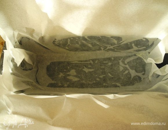 Подготовим форму: смазать её маслом и застелить бумагой для выпечки. Края бумаги должны выступать сантиметров на 10  выше формы, чтобы можно было потом накрыть кекс. 