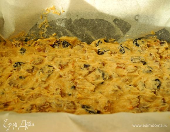 Выкладываем тесто в форму, на 2/3 высоты, максимум на 3/4. У меня была форма для кекса с антипригарным покрытием 26 см и два рамекина из керамики. Можно выпекать в силиконовой и керамической форме.