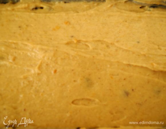 Сверху закрываем частью теста без сухофруктов и разравниваем шпателем, это предохраняет сухофрукты от обгорания. Выпекаем в разогретой до 140 градусов Цельсия духовке 3-3,5 часа (если высота кекса 7 см). В последний час выпечки можно накрыть поверхность кекса бумагой или фольгой.  Готовность проверяем деревянной шпажкой, протыкаем кекс в центре, если выйдет сухой - кекс готов. 