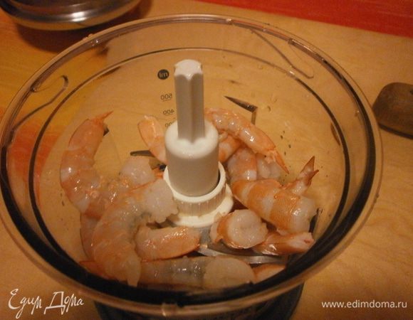 Очистить креветки от панцирей. Отложить в сторону несколько креветок для украшения блюда. Панцири не выбрасывайте. Креветки измельчить в блендере. Смешать с сыром, солью, перцем по вкусу. Смешать до однородной массы.