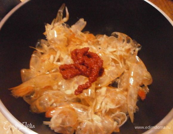 Панцири сложить в кастрюльку, залить вином. Добавить концентрат, соль, перец. Я вместо соли и перца добавила два филе анчоусов. Проварить 15 минут.