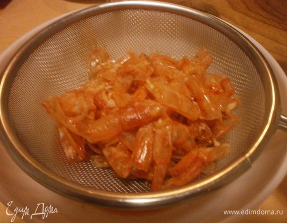 Готовые панцири сцедить. Жидкость вернуть в кастрюлю . Добавить половину чайной ложки крахмала, разведённого в холодной воде. Соус по консистенции должен быть как кетчуп.