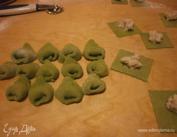 Раскатать тесто тонко 1-2 мм. Нарезать квадратики. В центр каждого квадратика уложить начинку. Защипнуть плотно края и сформировать тортеллини. 