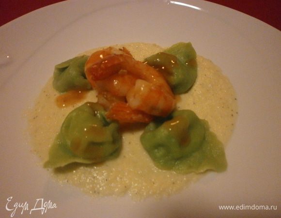Отварить в подсоленной кипящей воде минут 10. 
На подогретую тарелку выложить подогретый крем из редьки. Выложить тортеллини. В центр выложить несколько креветок, предварительно обжаренных в оливковом масле 3 минуты. И побрызгать соусом. Приятного аппетита! Надеюсь, это блюдо вам понравится и не оставит равнодушными ваших близких!