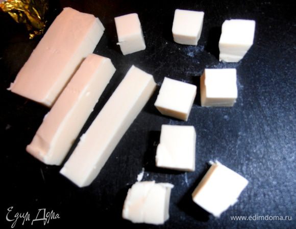 Сыр (или брынзу) нарезаем маленькими кубиками... Это будет начинка для мясных шариков.