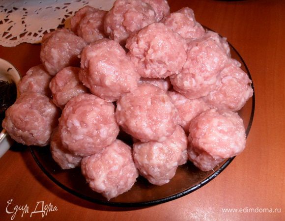 Фарш (любой) делим мокрыми руками на шарики.