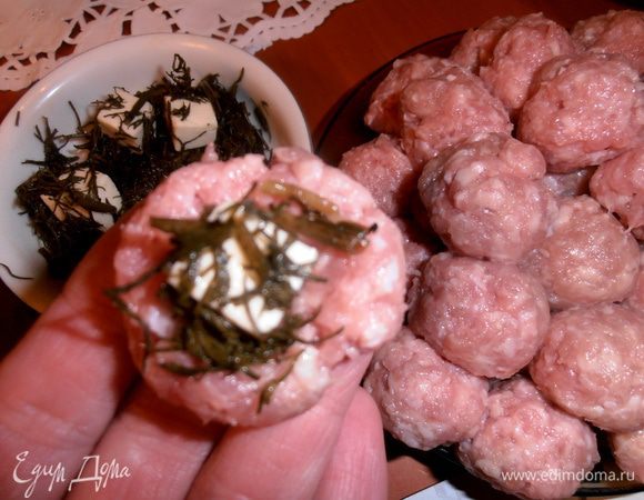 На ладони расплющиваем каждый шарик и кладём начинку.Если укроп не солёный, то фарш можно подсолить, но мне хватило и так соли из сыра и укропа.