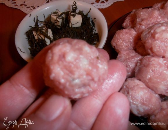 Защипываем нашу фрикадельку ровно со всех сторон.