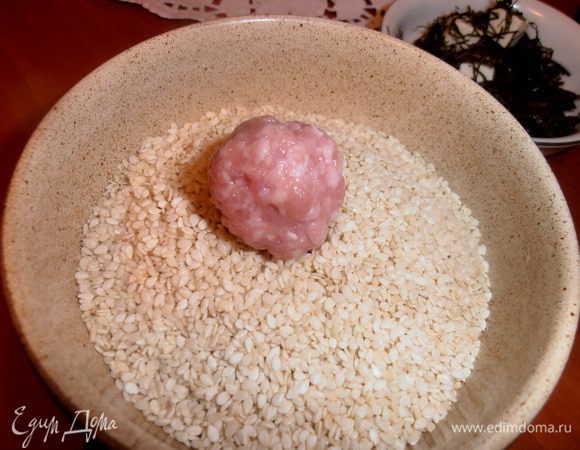 Обваливаем каждую в сезаме (или кунжуте), слегка катая между ладоней,чтобы хорошо приклеить семена.