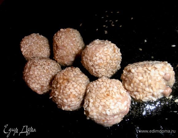 Заранее нагреваем на медленном огне растительное масло и укладываем в него шарики на расстоянии,чтобы удобнее было их переворачивать.