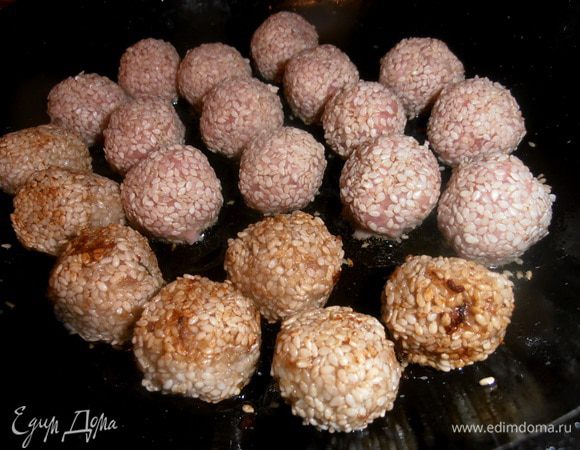 Обжаривать продолжаем тоже на медленном огне.Иначе семечки сильно зажарятся,а фарш ещё не будет готов!Постоянно переворачиваем кончиком ножа,чтобы сохранить форму шара.