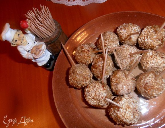 Даём стечь лишнему жиру на тарелке и втыкаем в каждый шарик зубочистку.