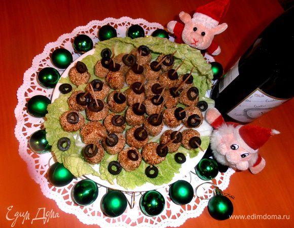 Выкладываем "рафаэлки" на листья салата, сверху на зубочистку надеваем оливку...