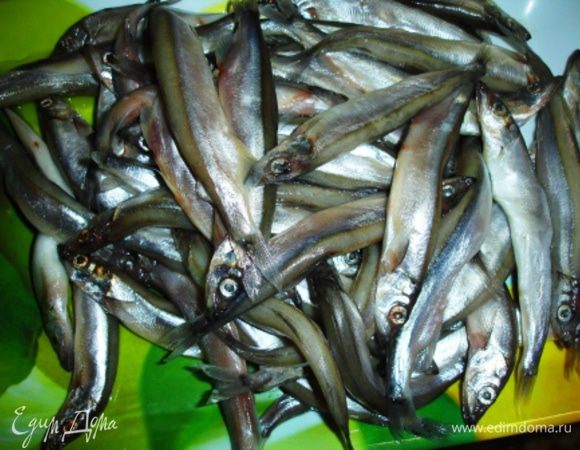 Мойву помойте, дайте жидкости стечь.