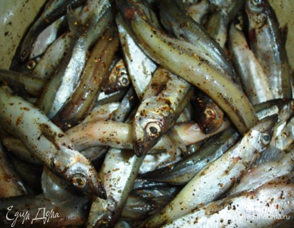 Затем посолите ее и поперчите по вкусу.