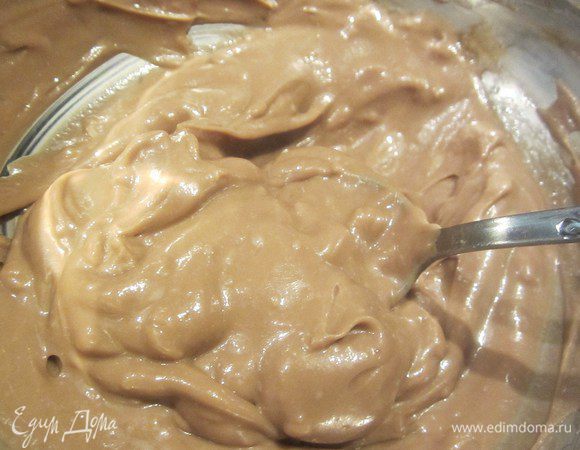 Приготовить шоколадный соус. Смешать гранатовый соус с майонезом, растительным маслом, чесноком до однородного состояния.