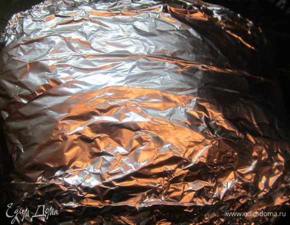 Завернуть в фольгу, чтобы ни где не было зазоров, желательно дать свининке промариноваться в холодильнике всю ночь. Выпекать свинину 3-3,5 часа при температуре 180-200 градусов. Сначала на 30 минут поставьте температуру 200, а потом убавьте до 180.