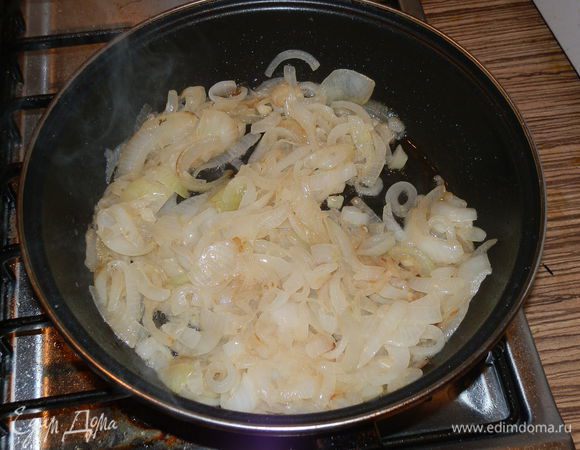 Режем кружочками лук. 
Растапливаем смесь подсолнечного и сливочного масел и на среднем огне начинаем обжаривать лук. Этот процесс занимает минут 15-20.