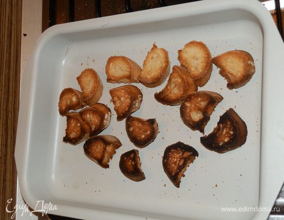 Пока жарится лук, нарезаем 1/3 багета и запекаем в духовке чтоб получились гренки.
