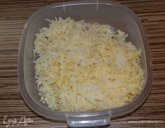 Параллельно, пока жарится лук и пекутся гренки, натираем сыр.