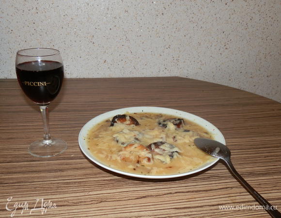 Все готово. Разливаем по тарелкам, закидываем в тарелки гренки и посыпаем сыром.
Не забудьте, когда будете подавать, налить бокальчик сухого вина ))