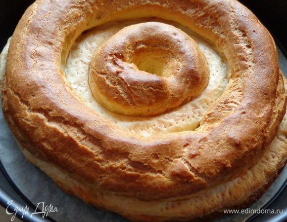 Выпекать основу с заварным тестом надо сначала при 200о С, а как только тесто начнет зарумяниваться, убавить температуру до 180о С и выпекать до полной готовности. В процессе выпечки дверку духовки НЕ ОТКРЫВАТЬ! На выпечку основы уйдет примерно 40 – 50 минут.