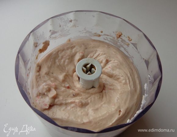 Пока основа остывает, сделать крем 1: печень трески взбить в блендере с крем-сыром.
