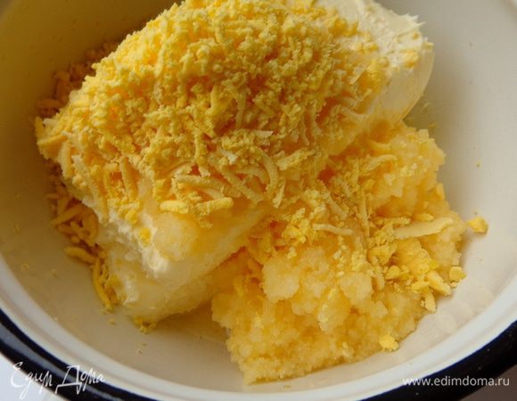 Сделать крем 2: растереть размягченное масло с желтками (я их добавила для цвета) и вмешать икру мойвы.