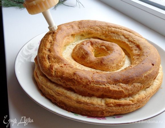 Когда основа торта полностью охладится, начать сборку. Наполнить кондитерский мешок кремом 1, с помощью тонкой насадки сделать отверстия в заварных кругах и наполнить их кремом.