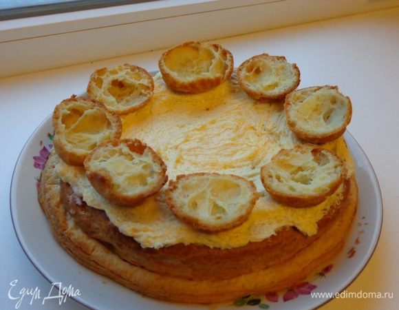 Поверх заварных колец выложить крем 2, разровнять. По внешнему кругу уложить заготовки маленьких эклерчиков с отрезанными верхушками. Их надо немного утопить в крем. Охладить. 